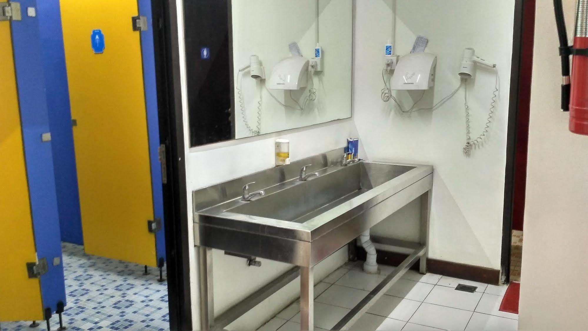 Cx Hostel Kuta Raya מראה חיצוני תמונה